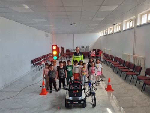 Zafer İlkokulu'nda Trafik Haftası kapsamında anaokulu öğrencilerine Trafik  Eğitim Semineri verildi